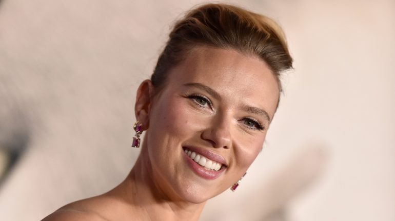 Scarlett Johansson Muestra Que Su Abdomen No Es Plano En Un Acto De