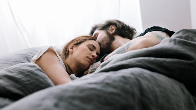 Esta es la sorprendente relación entre el sexo y el sueño