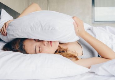 dormir-cuarentena-mujer-almohada