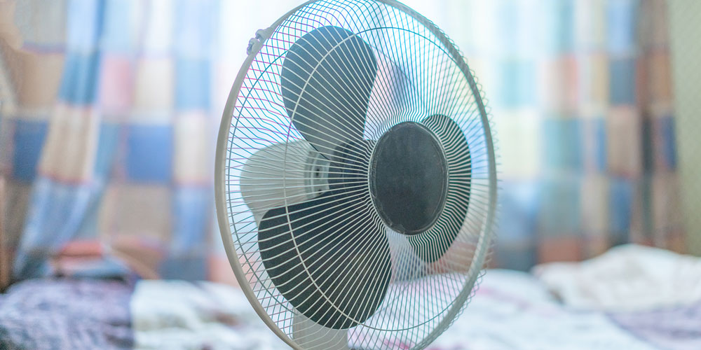 Por Qué Los Expertos Recomiendan *NO* Dormir Con Un Ventilador Prendido