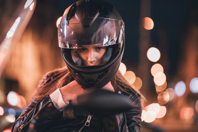 razones por las que ves más mujeres en moto