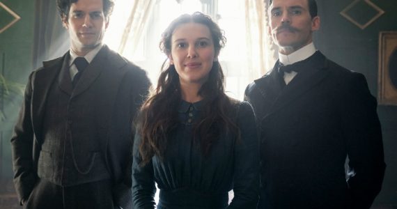 millie bobby brown es enola holmes y henry cavill es sherlock holmes