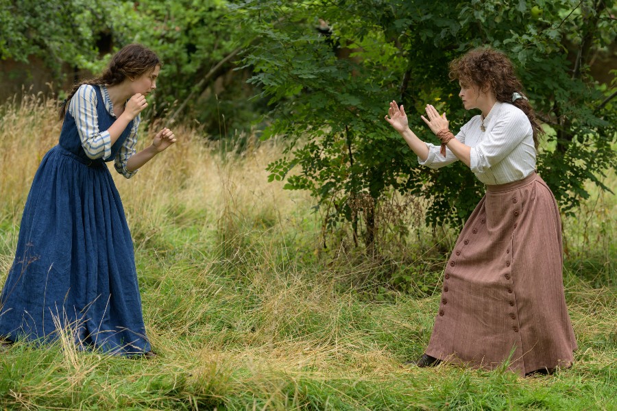Millie Bobby Brown (Enola Holmes) y Helena Bonham Carter (Eudoria Holmes)