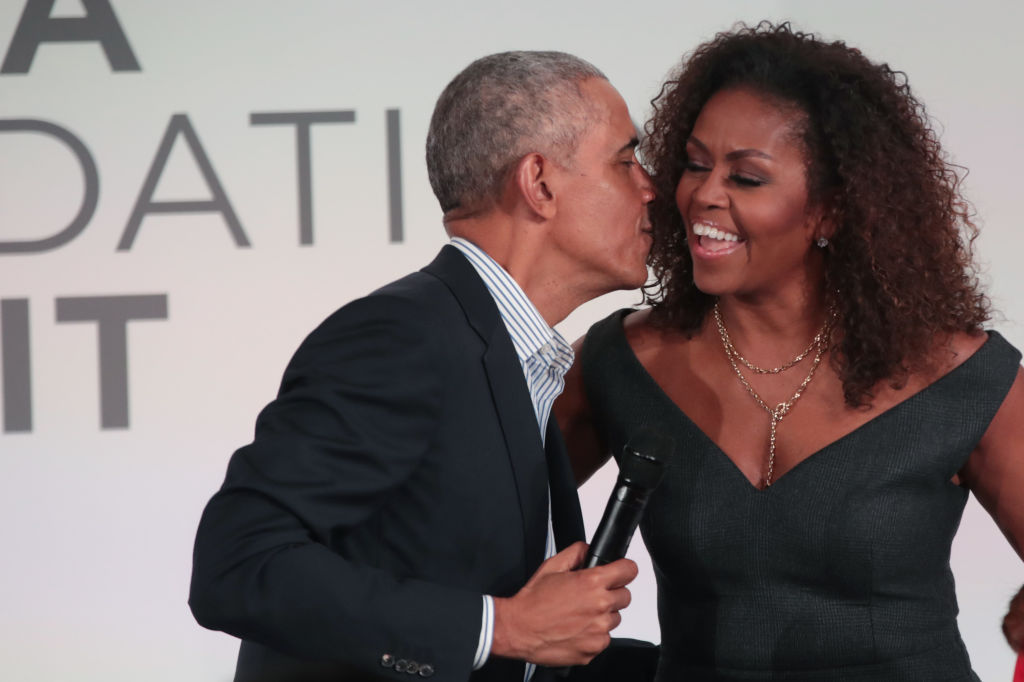 Barack besa a Michelle Obama