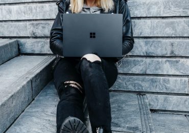 Mujer y laptop