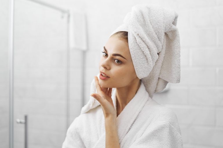 5 trucos esenciales apara cuidar tu rostro durante el confinamiento (sí, aún)