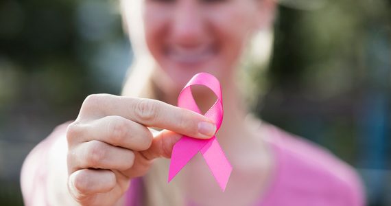 Cáncer de mama: ¿Conoces el origen detrás del lazo rosa?