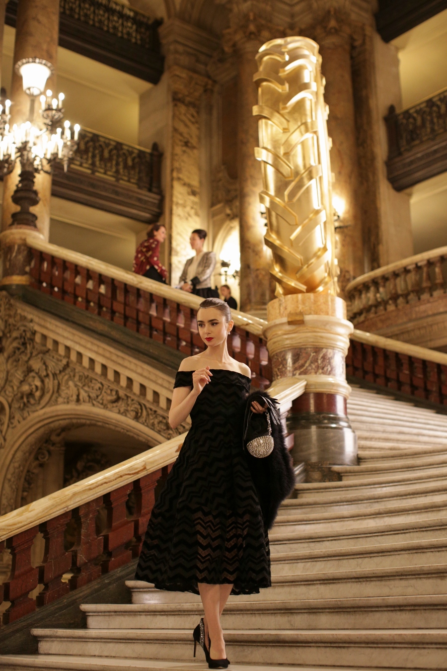 diseñadores vestuario de lily collins en emily in paris