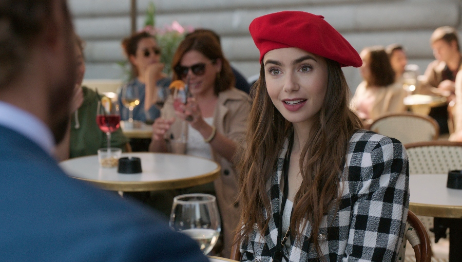 de que diseñador son los outfits de emily in paris