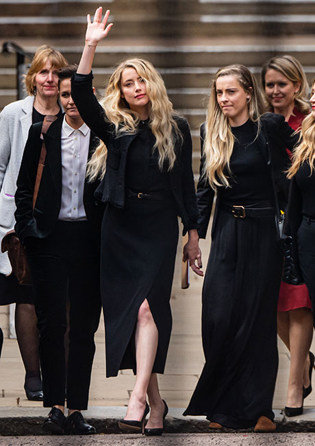 Amber Heard acompañada de su novia Bianca Butti (izq) y su hermana Whitney Heard (der) durante el juicio el pasado julio.
