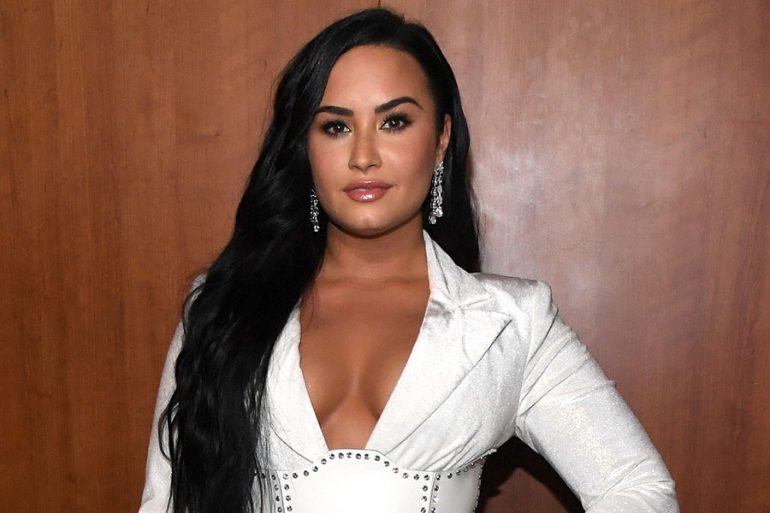 Demi Lovato se refiere con humor a su soltería en los People's Choice Awards