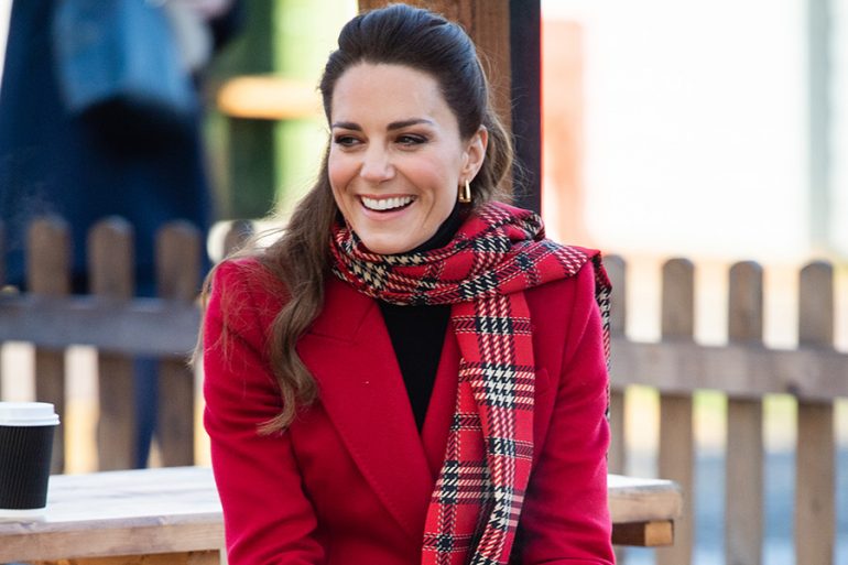 6 looks con abrigo de Kate Middleton para recrear esta Navidad