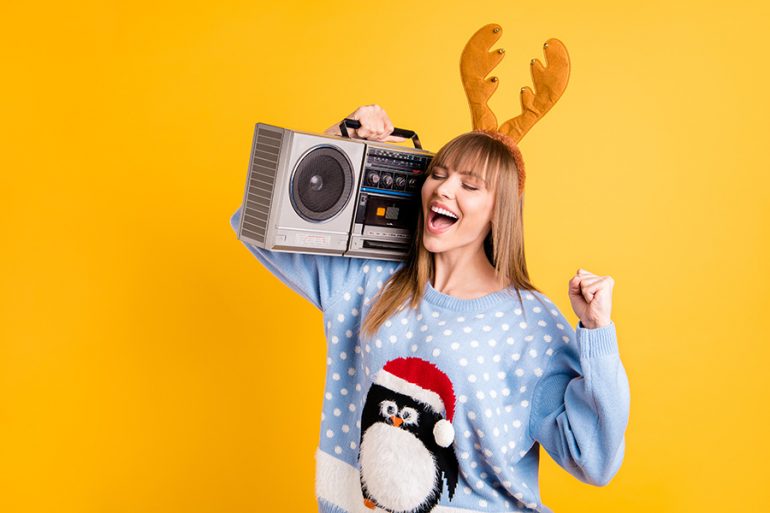 Playlist: 19 canciones navideñas modernas para sentirnos alegres (que no son 'Blanca Navidad')