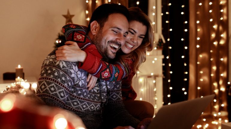9 ideas de citas navideñas con tu pareja (sin salir de casa)