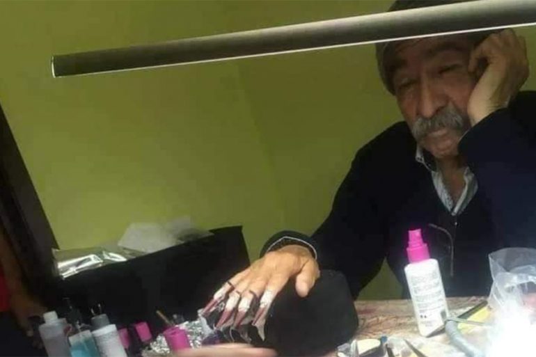 Este papá se convierte en modelo de uñas para el examen de su hija