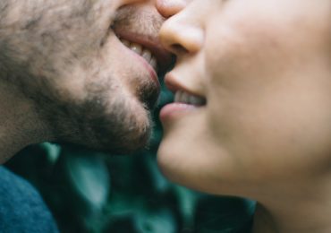 8 juegos de besos para una fiesta o experimentar con tu pareja