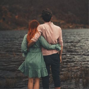 Pareja de espaldas
