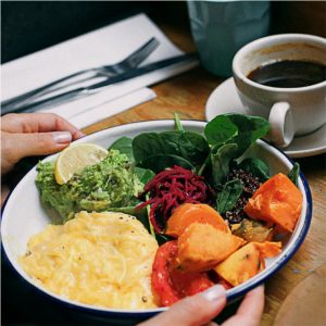 Desayuno y comida completa
