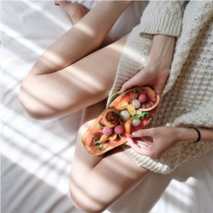 Mujer comiendo frutas