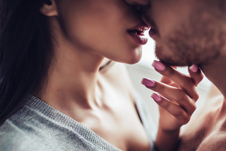 ¿Qué significa que te muerda los labios al besarte?