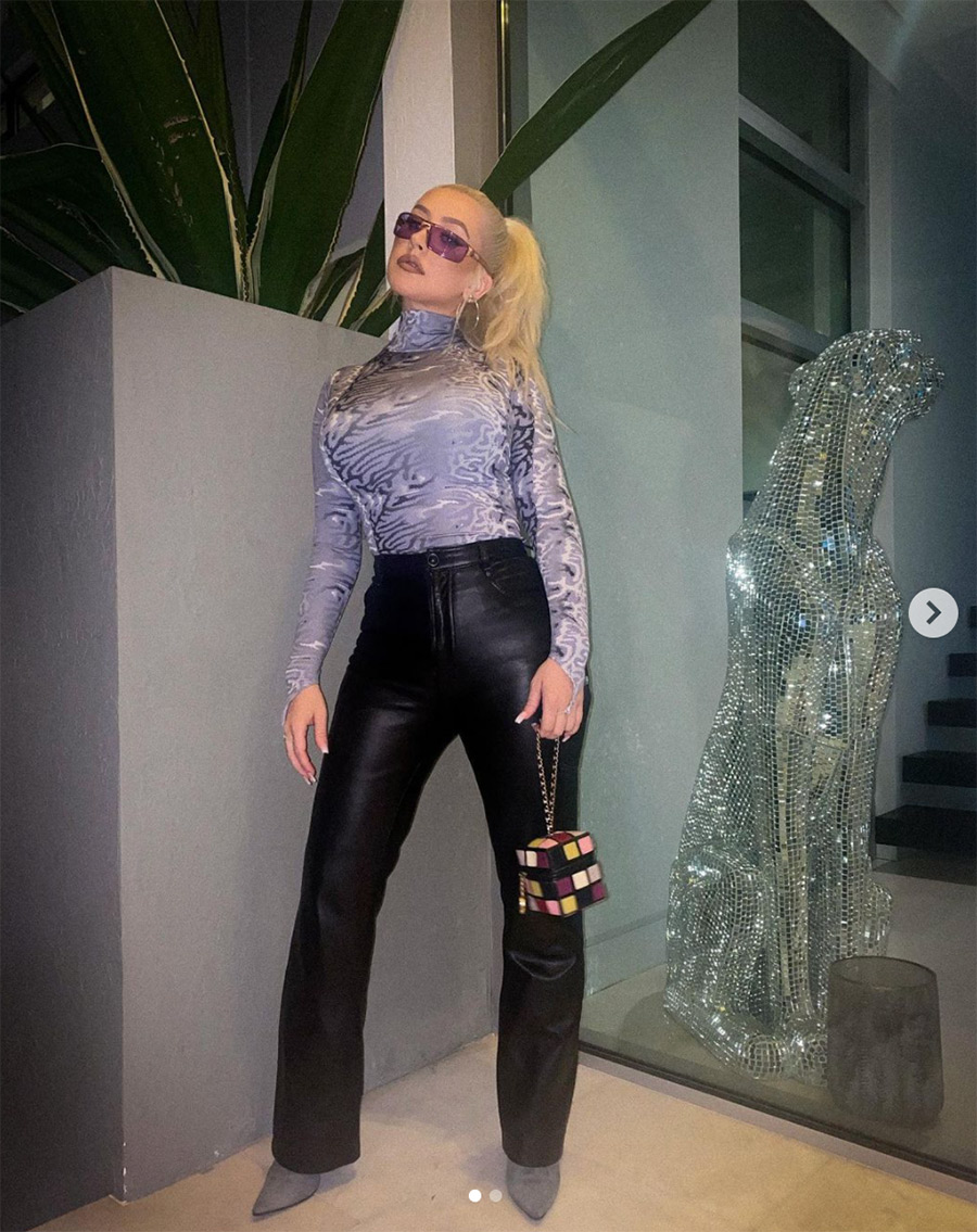 Christina Aguilera enloquece con bolso de cubo de Rubik de Chanel