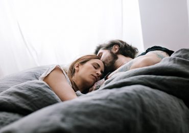 10 posturas para dormir en pareja y mantener la llama del amor encendida