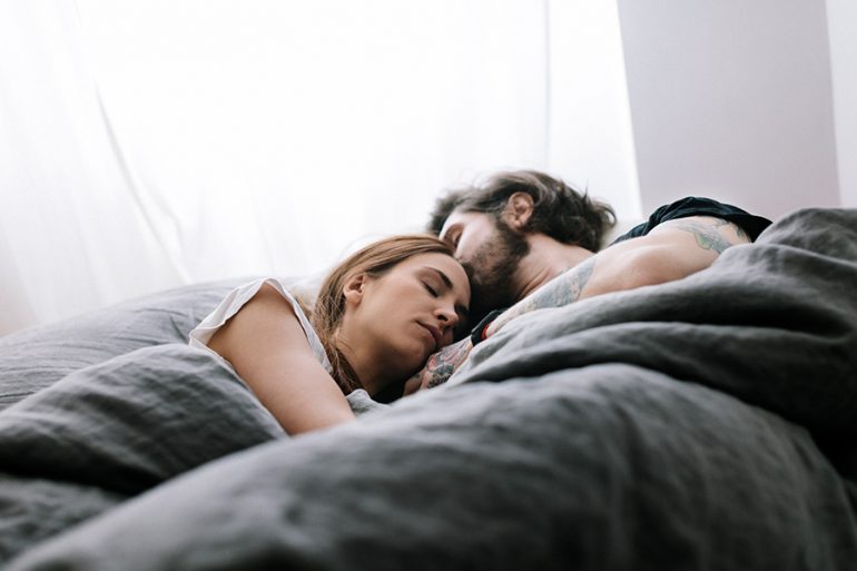 10 posturas para dormir en pareja y mantener la llama del amor encendida