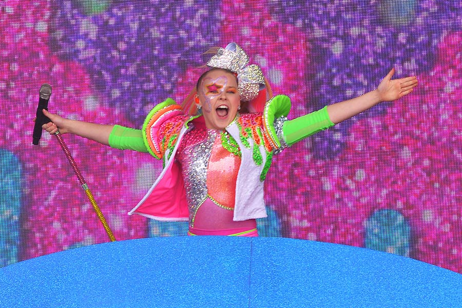 La cantante infantil Jojo Siwa revela que su novia la inspiró a "salir del clóset"