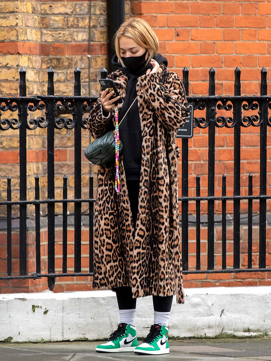 La moda 2021 de llevar los calcetines sobre los leggings, ¿te unes?