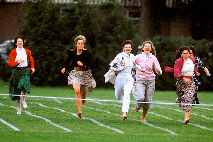 Lady Di era una mamá muy divertida y este video corriendo con otras mamás lo demuestra
