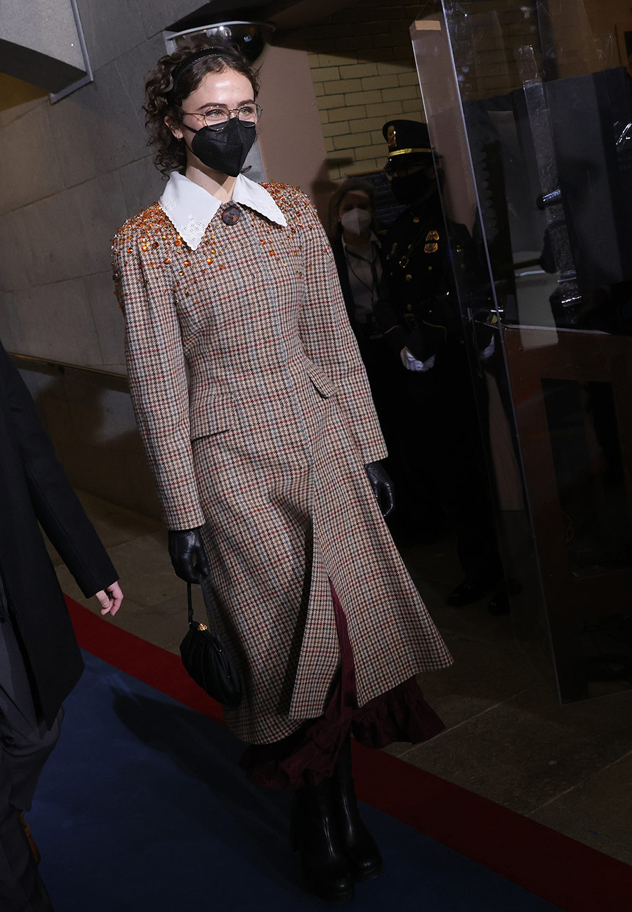 Ella Emhoff ahora es modelo, ícono de la moda y lanza colección de prendas tejidas