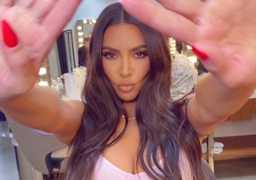 Kim Kardashian ahora tiene diamantes en los dientes