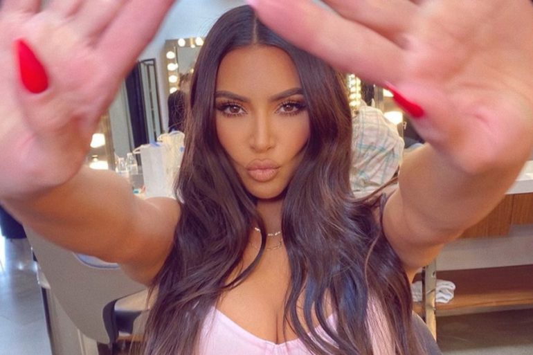 Kim Kardashian ahora tiene diamantes en los dientes
