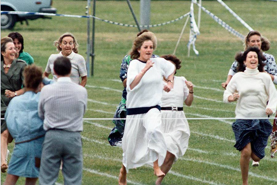 Lady Di era una mamá muy divertida y este video corriendo con otras mamás lo demuestra