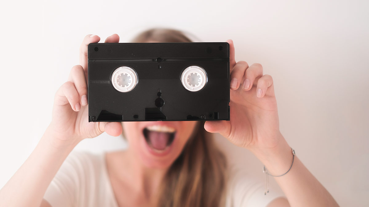 Mujer es acusada de un delito grave por no devolver película VHS que rentó hace 22 años