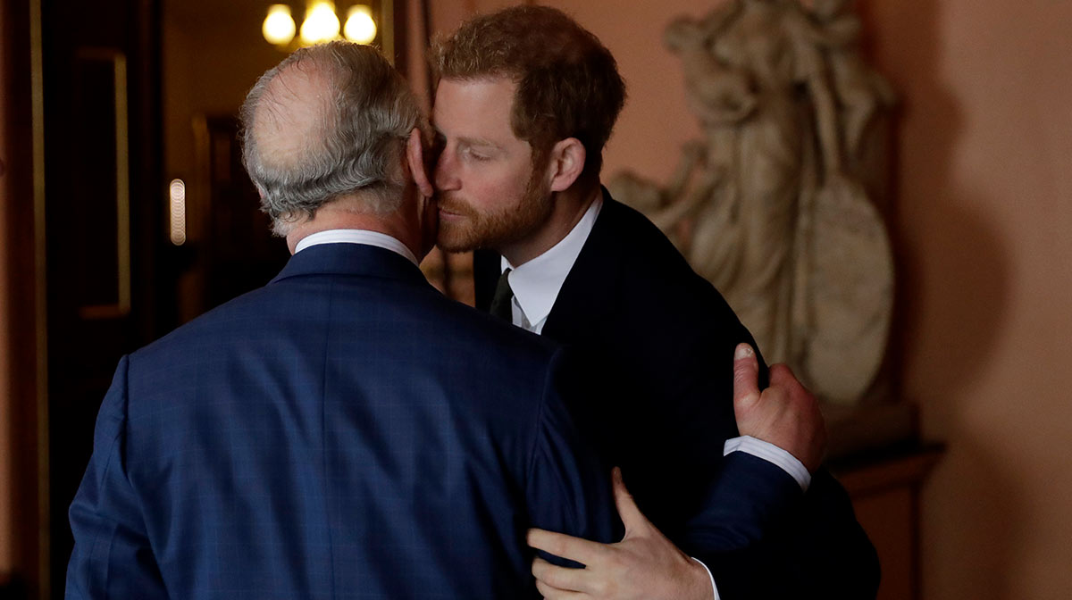 El príncipe Carlos está "desesperado" por reconciliarse con Harry