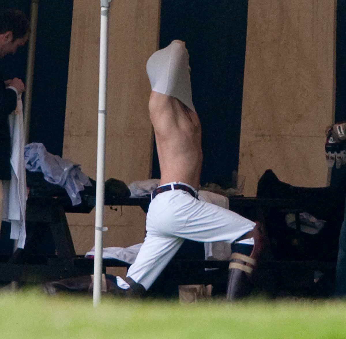 Harry de Inglaterra sin playera
