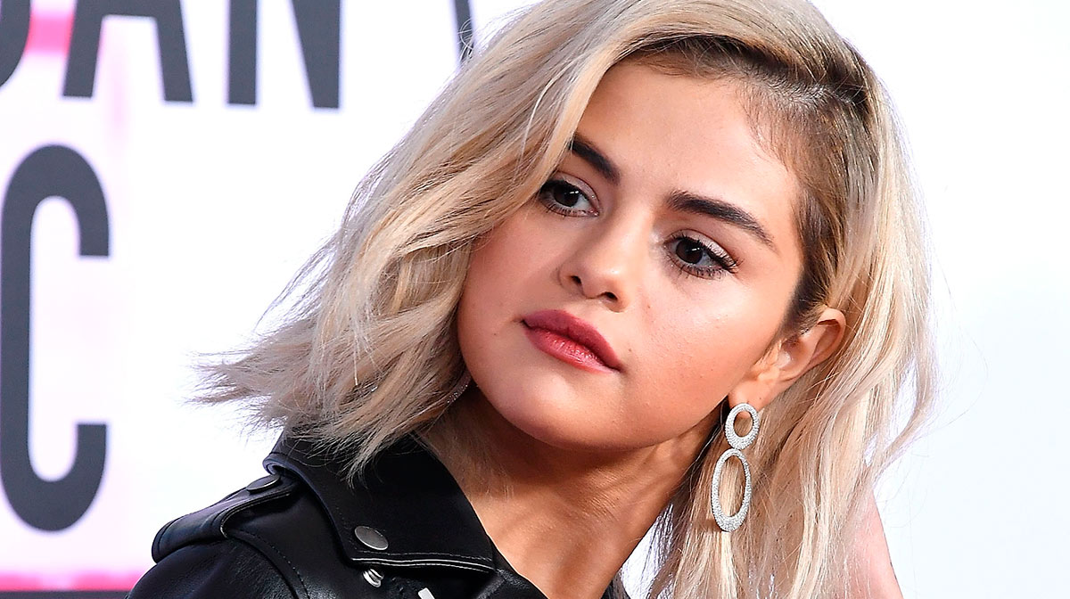 Blondlena Selena Gomez rubia platinada look pelo