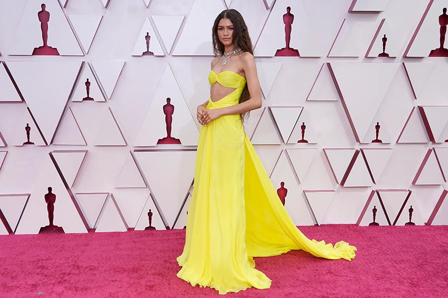 Cómo robarte los Oscar con vestido amarillo, según Zendaya y Eiza González