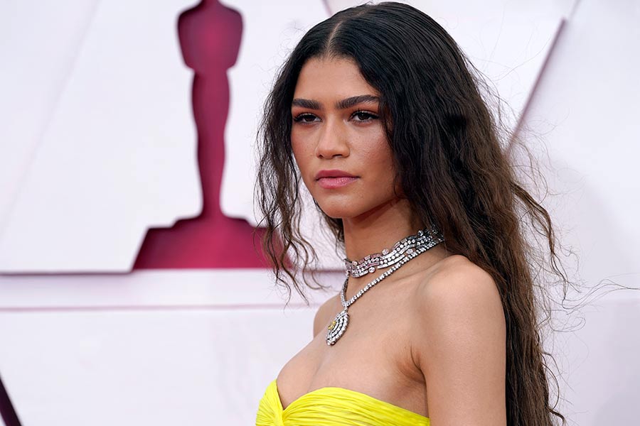 Cómo robarte los Oscar con vestido amarillo, según Zendaya y Eiza González