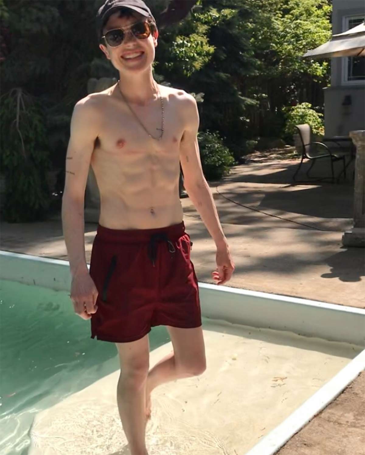Elliot Page publica primera en foto en traje de baño tras extirpar sus senos