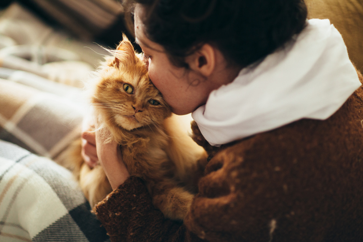 mujer besando a un gato