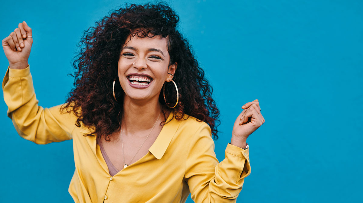 ¡Atención, chica curly! Cómo hidratar tus rizos para que luzcan elásticos y brillantes