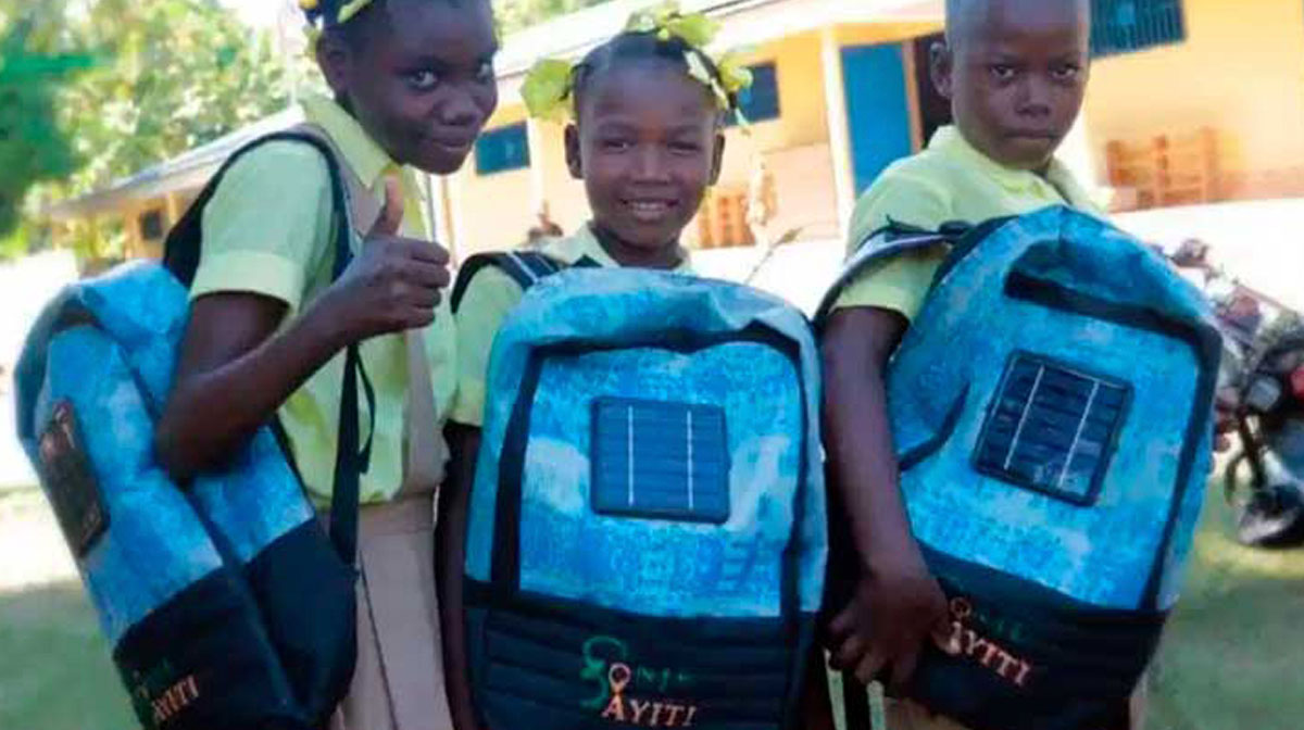 Crean mochila solar para niños que no tienen acceso a energía eléctrica