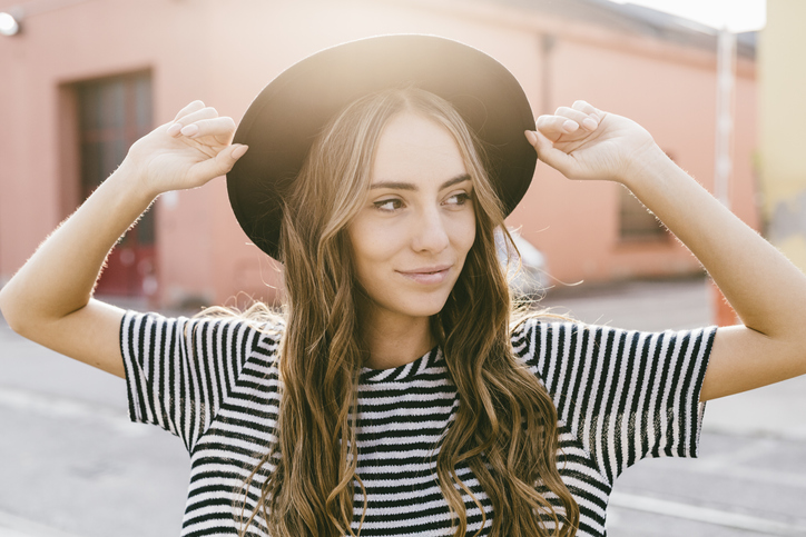 mujer con sombrero