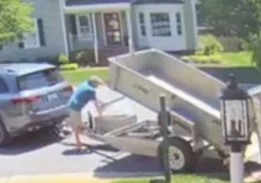 Hombre arroja 80 mil centavos a jardín de su ex como última manutención para su hija; ella lo dona