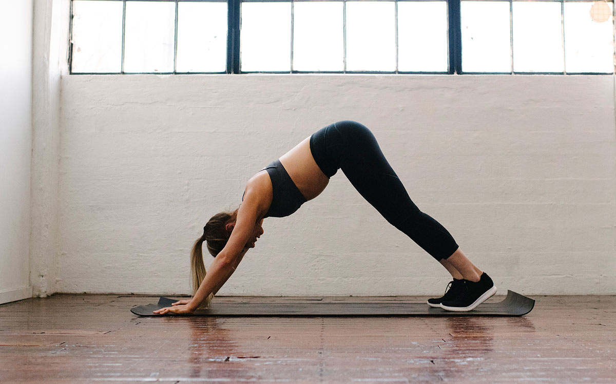5 posturas de yoga contra la retención de líquidos y buena circulación de piernas