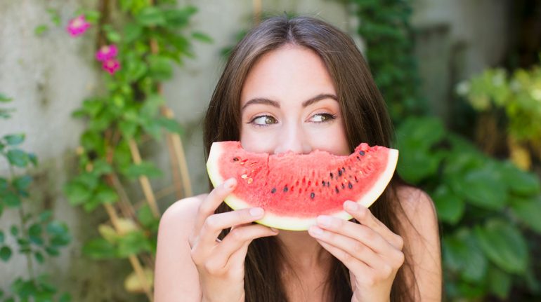 5 razones para convertir a la sandía en tu fruta favorita este verano