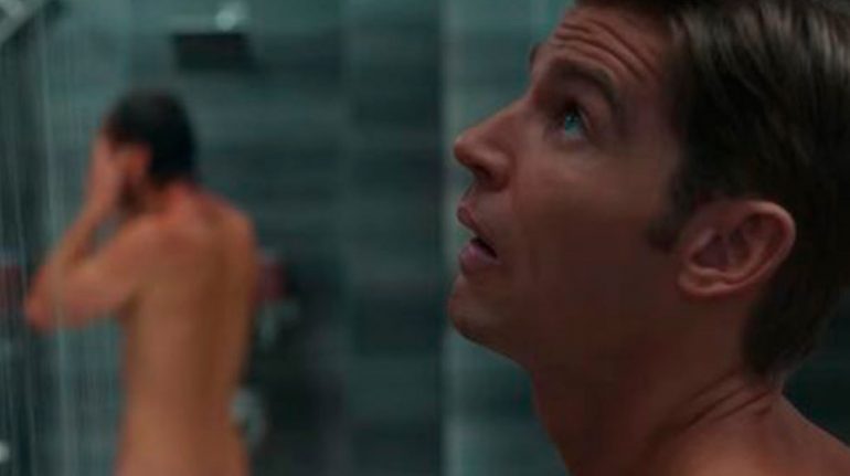 Brad de "Sexo/ Vida" lleva prótesis de pene en la escena de la ducha