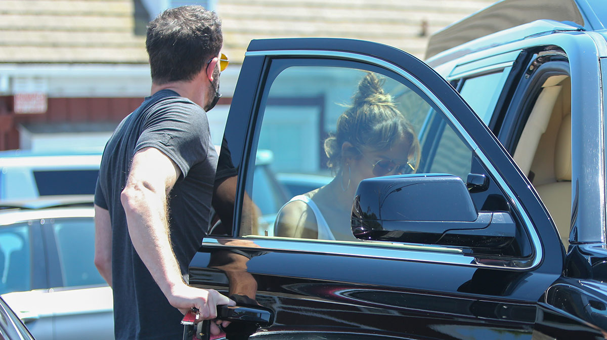 Jennifer Lopez y Ben Affleck recorren mansión de $65 millones de dólares